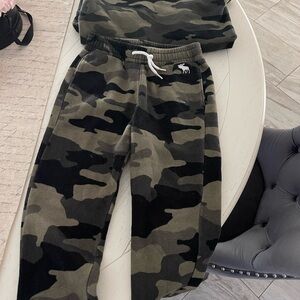 Abercrombie kids camo sweatsuit. 9/10